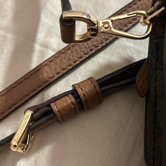 Micheal Kors Small studded Faux Leather and logo smartphone crossbody - Picture 5 of 8